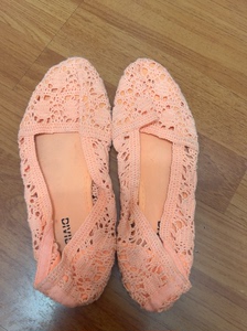 H M平底凉鞋，编织款温柔的橘粉色，新旧如图没怎么穿过，度假