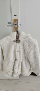 女童仿皮草外套，夹棉厚款白色，皮草扣，能穿到能穿到140码。