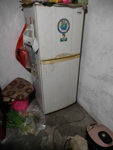 出海信品牌的双门冰箱，颜色为白色，款式为家用小型冰箱。冰箱冷