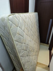 1.9×1.5m自用穗宝旧床垫，用了十年了，准备换新床垫。旧