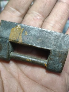 清代老铜锁一个，品相如图，包浆漂亮，局部有轻微磕碰，没有钥匙