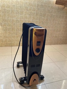 长虹油汀取暖器9片式，额定功率1500w，两档调温，10kg