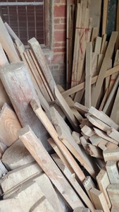 父亲留下的很多原木材料，松木，衫木居多，有打磨好的，有半成品