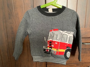 Gap 童装针织薄毛衣，消防车图案，面料柔软舒适！胸围31，