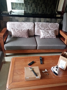 沙发翻新维修，床头凳子翻新，换皮换布换海绵。沙发塌陷木架加固