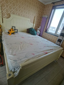 实木床，+宜家垫子，打包价。百川家具买的欧式风格大床。床的两