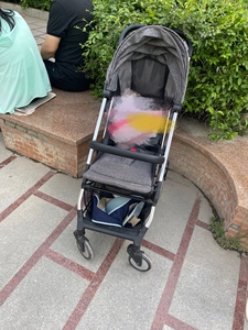 yuyu婴儿推车，一键折叠，轮子顺滑，可单手提，布料为亚麻材