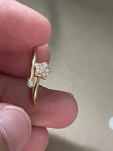周大福小心意钻石戒指，au750金材质，重1.28克，钻石6