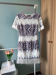 海清蓝连衣裙，为流苏蕾丝款搭配款，特别的别致，再搭配一双白色
