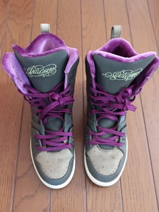 耐克乔丹高帮女式板鞋，耐克乔丹鞋，紫色丝绒内里，买入后欣赏时
