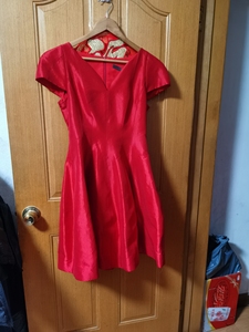 姿子ZCZZ，红色连衣裙