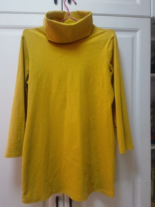 姜黄色短裙，《我的前半生》罗子君同款哦，很棒哒，很显白。衣长