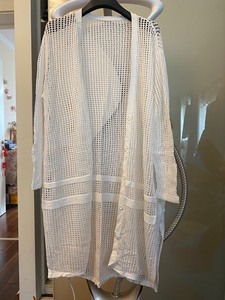 捷恩尼纳全棉白色大开衫，我看今年不少品牌都有类似的镂空开衫或