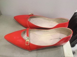 红色漆皮真皮女鞋皮鞋船鞋平底鞋夏季小红鞋，39码的，我穿有点