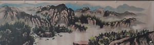 出小八尺一幅名家字画，描绘了美丽的山川风景，墨色渲染生动，笔