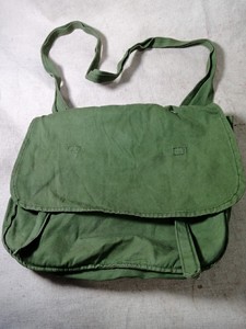 60年代军绿布书包，儿童用20×22厘米，有点儿小破损，看图