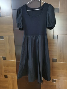 爱客，黑色连衣裙，上身是针织衫布料，显瘦，165码L码