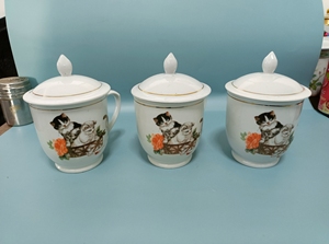 陶瓷茶杯，猫咪图案三个，全品无破损，售出不退不换。