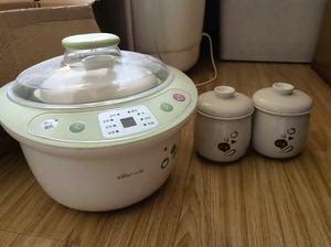 #营养蒸炖电炖锅 小熊1.8L隔水电炖盅，含1大陶瓷炖锅+2