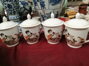 湖南醴陵窑茶杯四个，有猫的。两个全品，另外两个有点小飞皮。单