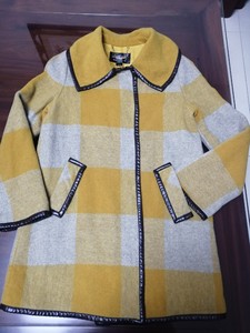 羊毛大衣，卡秋莎品牌，原价1200,口袋包边皮稍有磨损，如图
