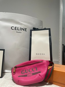 Gucci 玫红色粉色经典字母logo小号牛皮胸包腰包斜挎包