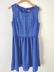 lagogo宝蓝色雪纺连衣裙，颜色超显白，面料舒服凉爽，裙子