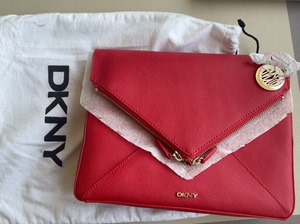 DKNY全新红色红包信封包新娘结婚，比A4纸小点。很早之前在