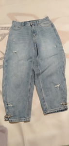 艾尔丽斯破洞牛仔九分裤，有厚度，搭配薄毛衫，卫衣。特别时尚。