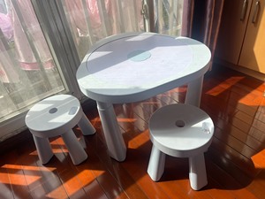 欢乐客积木桌，乐高桌一桌两椅，里面是积木收纳和积木板，仅桌子