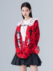 卡拉佛品牌:很精致的一款大红色100%绵羊毛针织开衫，双面织