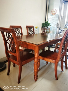 实木餐桌，带6张椅子，桌子和椅子非指接板或贴皮！