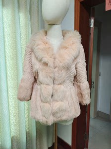 女士皮草： 真皮草兔毛上衣短外套，肉粉色，尺码M/160/8