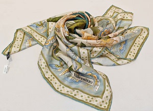 Valentino华伦天奴丝巾，90×90，淡雅系花卉设计，