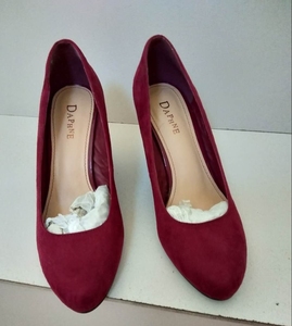 品牌达芙妮女坡跟鞋36码。红色十厘米。婚鞋，只是结婚穿过一次