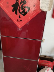 出海信 Hisense品牌的三门冰箱，颜色为红色，款式为对开