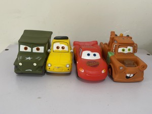 正版迪士尼赛车总动员玩具一组，材质是糖胶的，品相如图，四个2