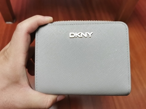 正版DKNY 女士牛皮小钱包，美国买的，隔层多很实用，灰白色