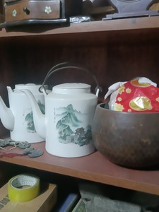 两把大山水壶，一个清代铜庆，一个茶壶盖子配的，高度20厘米。