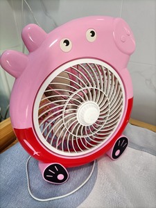 出小猪佩奇款的台式电风扇，采用粉色和红色的配色，款式为佩琪的