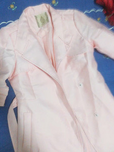 茵佳妮粉色风衣实体店299买的，现在不喜欢了，袖子是七分的，