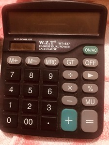 出WZT品牌的黑色12位计算器，具有双电源功能，显示器为12