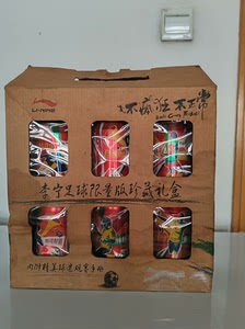 可口可乐—李宁足球限量版珍藏礼盒，一共6罐，三个满罐可乐，一