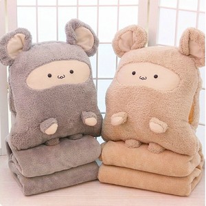 卡卡鼠三用抱枕毯子方熊两合一龙猫公仔空调暖手捂宝冬季毛绒被子