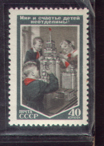 苏联1953年-少先队员在莫斯科大学的模型前1全1全全品1743