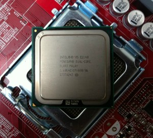 Intel奔腾双核E2200 E2220 E5200 E5300 E5700 E5800 775针 CPU