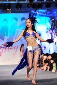 女童泳装羽毛服装比基尼走秀模特舞台中国风礼服正装创意时尚潮流
