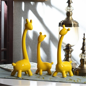 三口之家摆件客厅电视柜玄关工艺品简约家居陶瓷精致长颈鹿装饰品