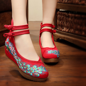 北京老布鞋女款孔雀图案中跟鞋绣花鞋民族风坡跟休闲透气舞蹈鞋子