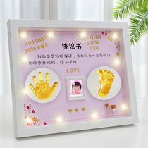 Babys hands and feet the ink the souvenir of the agreement the handprint the footprints the permanent full moon the 100-day gift